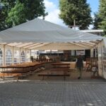 26.08.2016. W czasie remontu w parafii Wniebowzięcia Najświętszej Maryi Panny we Włoszczowie, wierni modlą się 2w specjalnym namiocie / Iwona Boratyn / Urząd Miasta Włoszczowa