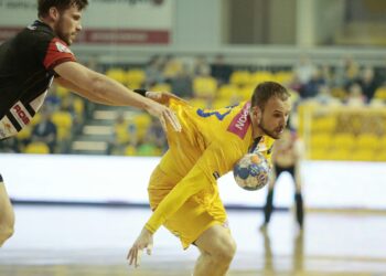 16.04.2016. Vive Tauron Kielce - MMTS Kwidzyn. Uros Zorman / Jarosław Kubalski / Radio Kielce