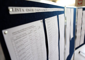 6.7.2016 Kielce. W środę szkoły ponadgimnazjalne wywiesiły listy przyjętych do pierwszych klas. n/z V LO im. ks. Piotra Ściegiennego / Wojciech Habdas / Radio Kielce