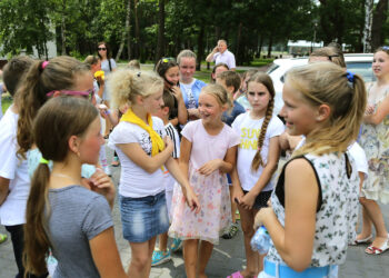 5.8.2016 Kaczyn. Marszałek Senatu Stanisław Karczewski odwiedził kolonistów z Białorusi i Ukrainy wypoczywających w ośrodku Caritas w Kaczynie. / Wojciech Habdas / Radio Kielce