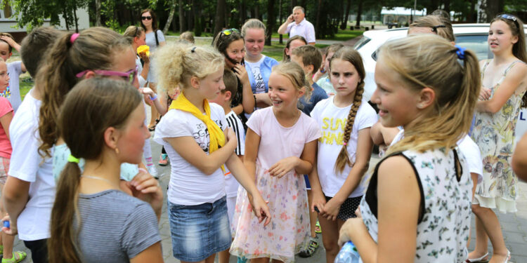 5.8.2016 Kaczyn. Marszałek Senatu Stanisław Karczewski odwiedził kolonistów z Białorusi i Ukrainy wypoczywających w ośrodku Caritas w Kaczynie. / Wojciech Habdas / Radio Kielce