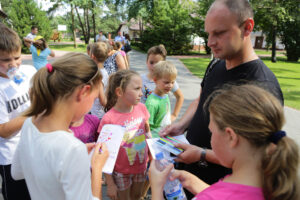 5.8.2016 Kaczyn. Marszałek Senatu Stanisław Karczewski odwiedził kolonistów z Białorusi i Ukrainy wypoczywających w ośrodku Caritas w Kaczynie. / Wojciech Habdas / Radio Kielce