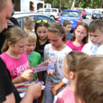 5.8.2016 Kaczyn. Marszałek Senatu Stanisław Karczewski odwiedził kolonistów z Białorusi i Ukrainy wypoczywających w ośrodku Caritas w Kaczynie. / Wojciech Habdas / Radio Kielce