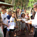5.8.2016 Kaczyn. Marszałek Senatu Stanisław Karczewski odwiedził kolonistów z Białorusi i Ukrainy wypoczywających w ośrodku Caritas w Kaczynie. / Wojciech Habdas / Radio Kielce