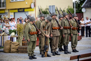 7.8.2016 Daleszyce. Obchody 72 rocznicy wymarszu I Batalionu 4 Pułku Piechoty Legionów Armii Krajowej na pomoc walczącej Warszawie w Daleszycach. / Wojciech Habdas / Radio Kielce