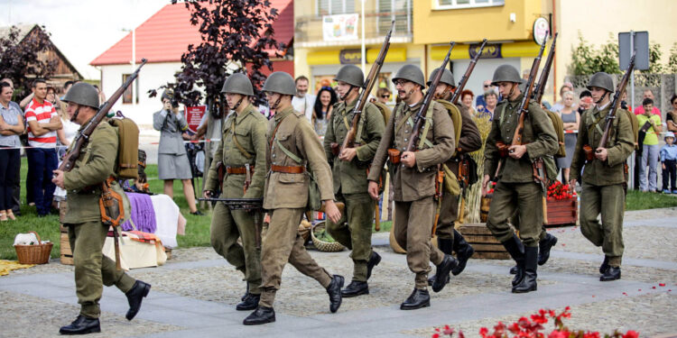 7.8.2016 Daleszyce. Obchody 72 rocznicy wymarszu I Batalionu 4 Pułku Piechoty Legionów Armii Krajowej na pomoc walczącej Warszawie w Daleszycach. / Wojciech Habdas / Radio Kielce