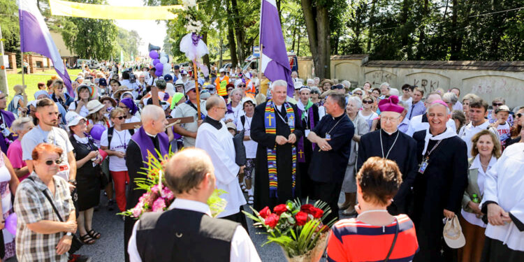 8.8.2016 Kielce. Pielgrzymi zmierzający na Jasną Górę dotarli do Kielc. W pierwszej grupie biskup kielecki Jan Piotrowski. Na pielgrzymów oczekiwał biskup senior Kazimierz Ryczan. / Wojciech Habdas / Radio Kielce