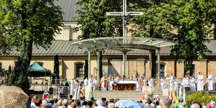 8.8.2016 Kielce. Pielgrzymi zmierzający na Jasną Górę dotarli do Kielc. Uroczysta msza święta na placu przy Katedrze sprawowana przez biskupa Jana Piotrowskiego. / Wojciech Habdas / Radio Kielce