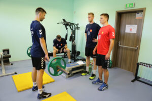 12.8.2016 Chęciny. Trening zawodników Effectora w hali w Chęcinach. / Wojciech Habdas / Radio Kielce