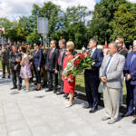 12.8.2016 Kielce. Kadrówka wkroczyła do Kielc. Złożenie kwiatów pod pomnikiem Czwórki Legionowej. / Wojciech Habdas / Radio Kielce