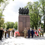12.8.2016 Kielce. Kadrówka wkroczyła do Kielc. Złożenie kwiatów pod pomnikiem Czwórki Legionowej. / Wojciech Habdas / Radio Kielce