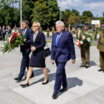 12.8.2016 Kielce. Kadrówka wkroczyła do Kielc. Złożenie kwiatów pod pomnikiem Czwórki Legionowej. / Wojciech Habdas / Radio Kielce