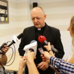 26.08.2016. Podpisanie umowy na unijne dotacje. Ks. Jan Oleszko - rektor klasztoru na Karczówce / Wojciech Habdas / Radio Kielce