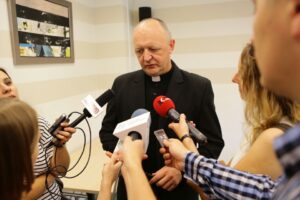 26.08.2016. Podpisanie umowy na unijne dotacje. Ks. Jan Oleszko - rektor klasztoru na Karczówce / Wojciech Habdas / Radio Kielce