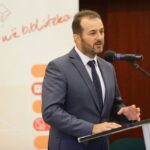 26.08.2016. Podpisanie umowy na unijne dotacje. Dyrektor zamku w Ujeździe Janusz Wójcik / Wojciech Habdas / Radio Kielce