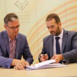 26.08.2016. Podpisanie umowy na unijne dotacje. Marszałek województwa świętokrzyskiego Adam Jarubas i dyrektor zamku w Ujeździe Janusz Wójcik / Wojciech Habdas / Radio Kielce
