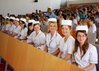 3.6.2016 Kielce. Czepkowanie studentek pielęgniarstwa i położnictwa / Wojciech Habdas / Radio Kielce