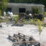 25.08.2016. Wysypisko śmieci po dawnym Zakładzie Robót Publicznych w Starachowicach / Waldemar Jakubiak / Straż Miejska Starachowice