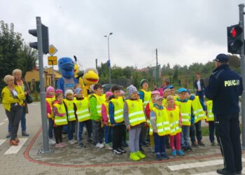 21.09.2016. Pierwszaki z Sędziszowa poznawali zasady bezpiecznego poruszania się na drogach / Ewa Pociejowska-Gawęda / Radio Kielce