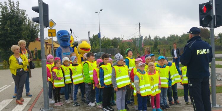 21.09.2016. Pierwszaki z Sędziszowa poznawali zasady bezpiecznego poruszania się na drogach / Ewa Pociejowska-Gawęda / Radio Kielce