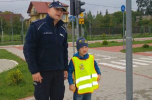 21.09.2016. Pierwszaki z Sędziszowa poznawali zasady bezpiecznego poruszania się na drogach / Ewa Pociejowska-Gawęda / Radio Kielce