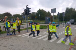 21.09.2016. Pierwszaki z Sędziszowa poznawali zasady bezpiecznego poruszania się na drogach / Ewa Pociejowska-Gawęda / Radio Kielce