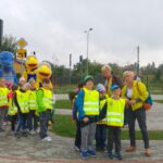 21.09.2016. Pierwszaki z Sędziszowa poznawali zasady bezpiecznego poruszania się na drogach / Ewa Pociejowska-Gawęda / Radio Kielce