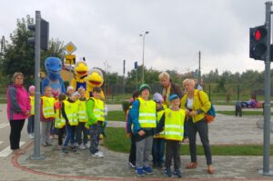 21.09.2016. Pierwszaki z Sędziszowa poznawali zasady bezpiecznego poruszania się na drogach / Ewa Pociejowska-Gawęda / Radio Kielce