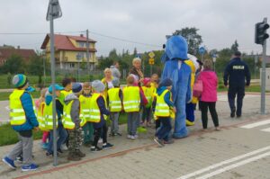 21.09.2016. Pierwszaki z Sędziszowa poznawali zasady bezpiecznego poruszania się na drogach / Ewa Pociejowska-Gawęda / Radio Kielce