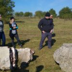 23.09.2016. Studenci porządkowali cmentarz żydowski w Jędrzejowie / Ewa Pociejowska-Gawęda / Radio Kielce