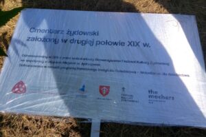 23.09.2016. Studenci porządkowali cmentarz żydowski w Jędrzejowie / Ewa Pociejowska-Gawęda / Radio Kielce
