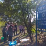 23.09.2016. Studenci porządkowali cmentarz żydowski w Jędrzejowie / Ewa Pociejowska-Gawęda / Radio Kielce