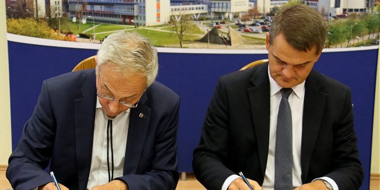 Rektor Wiesław Trąmpczyński i Jacek Semaniak / Agnieszka Duda / Politechnika Świętokrzyska