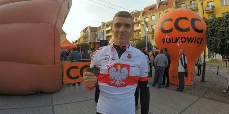 Dominik Oborski ze świętokrzyskiej zawodowej grupy Domin Sport został mistrzem Polski w kolarskich wyścigach ulicznych / Domin Sport