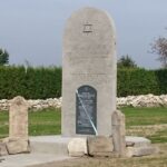 30.09.2016. Spotkania z Kulturą Żydowską w Busku-Zdroju. Zakończenie renowacji Cmentarza Żydowskiego i odsłonięcie tablicy upamiętniającej ofiary egzekucji hitlerowskich / Krzysztof Bujnowicz / Radio Kielce