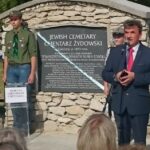 30.09.2016. Spotkania z Kulturą Żydowską w Busku-Zdroju. Zakończenie renowacji Cmentarza Żydowskiego i odsłonięcie tablicy upamiętniającej ofiary egzekucji hitlerowskich / Krzysztof Bujnowicz / Radio Kielce