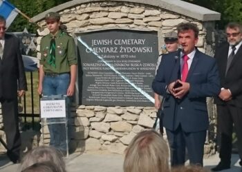 30.09.2016. Spotkania z Kulturą Żydowską w Busku-Zdroju. Zakończenie renowacji Cmentarza Żydowskiego i odsłonięcie tablicy upamiętniającej ofiary egzekucji hitlerowskich / Krzysztof Bujnowicz / Radio Kielce