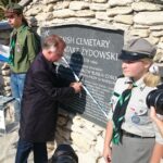 30.09.2016. Spotkania z Kulturą Żydowską w Busku-Zdroju. Zakończenie renowacji Cmentarza Żydowskiego i odsłonięcie tablicy upamiętniającej ofiary egzekucji hitlerowskich / Krzysztof Bujnowicz / Radio Kielce