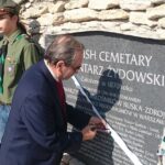 30.09.2016. Spotkania z Kulturą Żydowską w Busku-Zdroju. Zakończenie renowacji Cmentarza Żydowskiego i odsłonięcie tablicy upamiętniającej ofiary egzekucji hitlerowskich / Krzysztof Bujnowicz / Radio Kielce