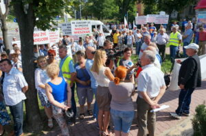 07.09.2016. Protest mieszańców SM Hutnik w Ostrowcu. Program "Interwencja" / Krzysztof Bujnowicz / Radio Kielce