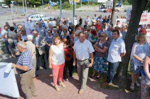 07.09.2016. Protest mieszańców SM Hutnik w Ostrowcu. Program "Interwencja" / Krzysztof Bujnowicz / Radio Kielce