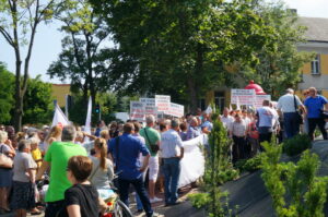 07.09.2016. Protest mieszańców SM Hutnik w Ostrowcu. Program "Interwencja" / Krzysztof Bujnowicz / Radio Kielce