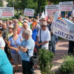 07.09.2016. Protest mieszańców SM Hutnik w Ostrowcu. Program "Interwencja" / Krzysztof Bujnowicz / Radio Kielce