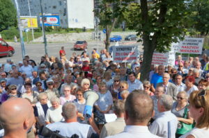 07.09.2016. Protest mieszańców SM Hutnik w Ostrowcu. Program "Interwencja" / Krzysztof Bujnowicz / Radio Kielce