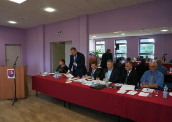 15.09.2016 Suchedniów. Sesja ws. przeniesienia Szkoły Podstawowej nr 1 do budynku gimnazjum / Daniel Lenart / Radio Kielce