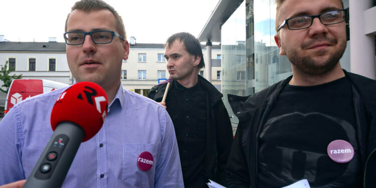 22.9.2016 Kielce. Partia Razem złożyła petycję, w której domaga się darmowych przejazdów dla dzieci. / Jarosław Kumor / Radio Kielce