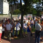 07.09.2016 Mieszkańcy spółdzielni mieszkaniowej „Hutnik” w Ostrowcu Świętokrzyskim pikietują na ulicy Iłżeckiej w obronie spółdzielni / Stanisław Blinstrub / Radio Kielce