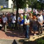 07.09.2016 Mieszkańcy spółdzielni mieszkaniowej „Hutnik” w Ostrowcu Świętokrzyskim pikietują na ulicy Iłżeckiej w obronie spółdzielni / Stanisław Blinstrub / Radio Kielce