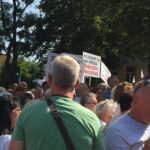 07.09.2016 Mieszkańcy spółdzielni mieszkaniowej „Hutnik” w Ostrowcu Świętokrzyskim pikietują na ulicy Iłżeckiej w obronie spółdzielni / Stanisław Blinstrub / Radio Kielce