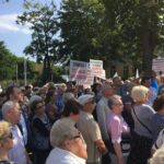 07.09.2016 Mieszkańcy spółdzielni mieszkaniowej „Hutnik” w Ostrowcu Świętokrzyskim pikietują na ulicy Iłżeckiej w obronie spółdzielni / Stanisław Blinstrub / Radio Kielce